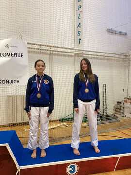 Adriana Milić in Brina Salkić z osvojenim bronom